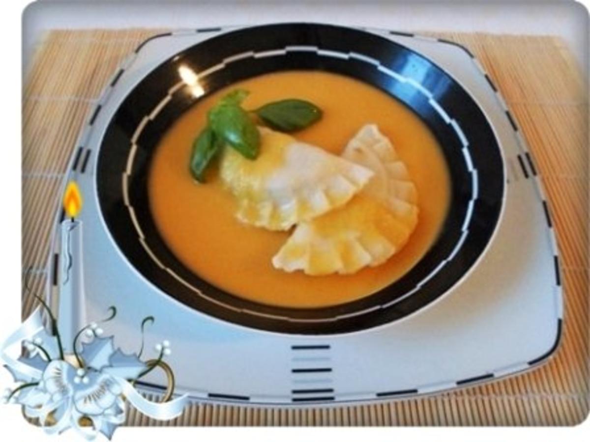 Bilder für Hausgemachte Ravioli mit Muskatkürbis-Füllung als perfekte Suppeneinlage - Rezept