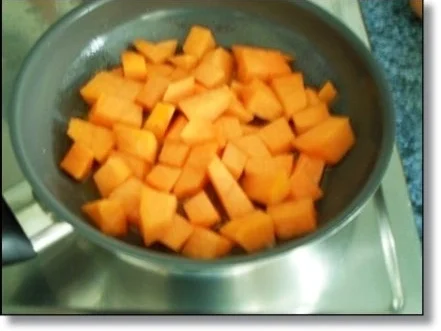 Hausgemachte Ravioli mit Muskatkürbis-Füllung  als perfekte Suppeneinlage - Rezept - Bild Nr. 10