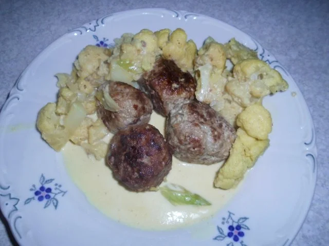 Blumenkohl-Pfanne mit Curry und Mett-Klößchen - Rezept