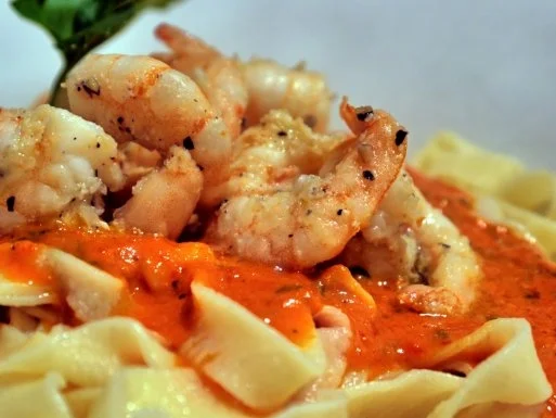 Rezept: Tagliatelle, gerösteter Paprika-Rahm, scharfe Garnelen Tagliatelle, gerösteter Paprika-Rahm, scharfe Garnelen - Rezept