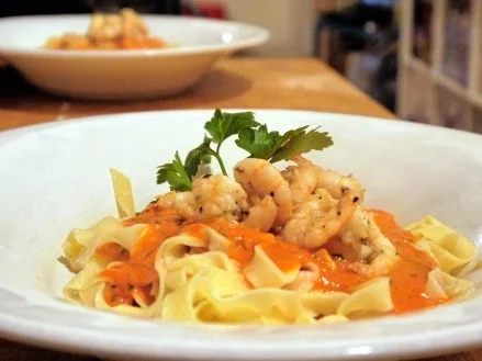 Rezept: Tagliatelle, gerösteter Paprika-Rahm, scharfe Garnelen Bild Nr. 15 Tagliatelle, gerösteter Paprika-Rahm, scharfe Garnelen - Rezept - Bild Nr. 15