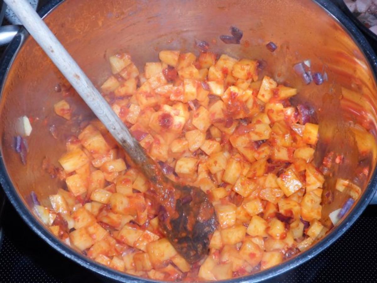 Eintöpfe/Suppen: Deftiger Kartoffel-Sauerkraut-Eintopf mit Paprika und ...