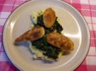 Spinat mit knusprigen Weißwurstscheiben und Kartoffelstampf - Rezept