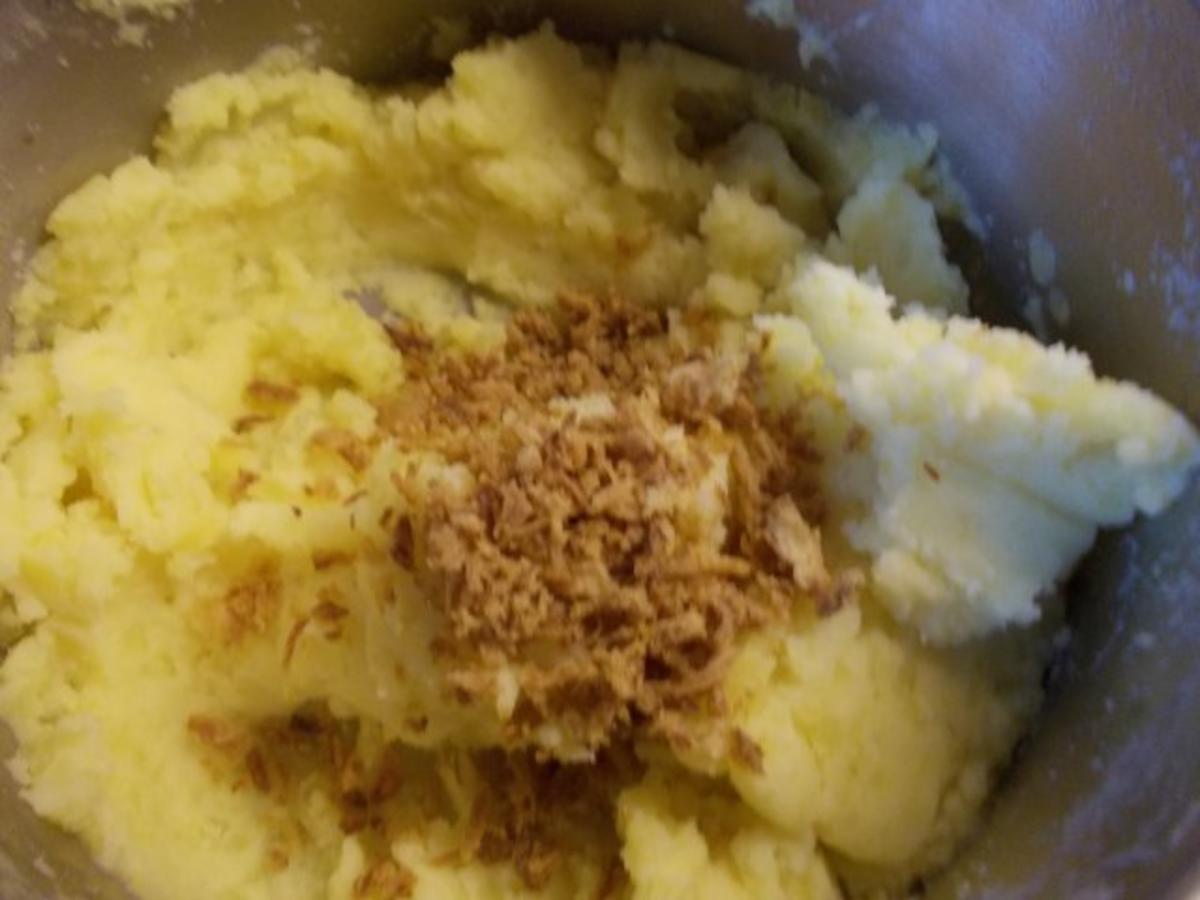 Spinat mit knusprigen Weißwurstscheiben und Kartoffelstampf - Rezept - Bild Nr. 8