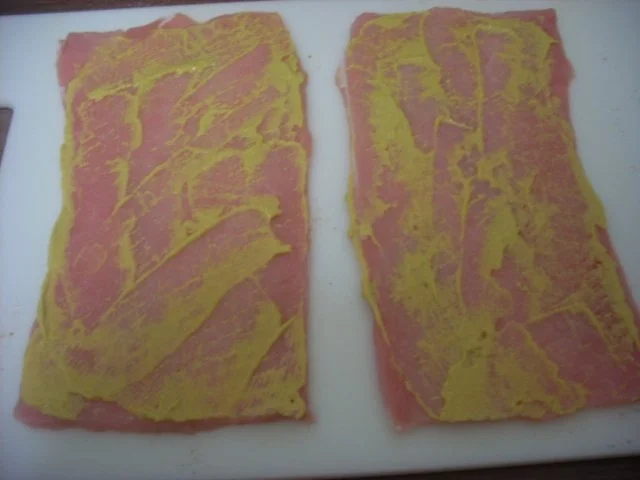 Pikant gefüllte Schweine-Roulade mit Kartoffel-Karotten-Stampf und Rahmgemüse - Rezept - Bild Nr. 3