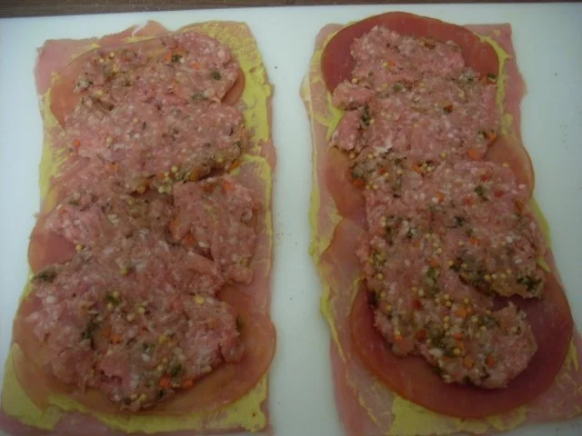 Pikant gefüllte Schweine-Roulade mit Kartoffel-Karotten-Stampf und Rahmgemüse - Rezept - Bild Nr. 5