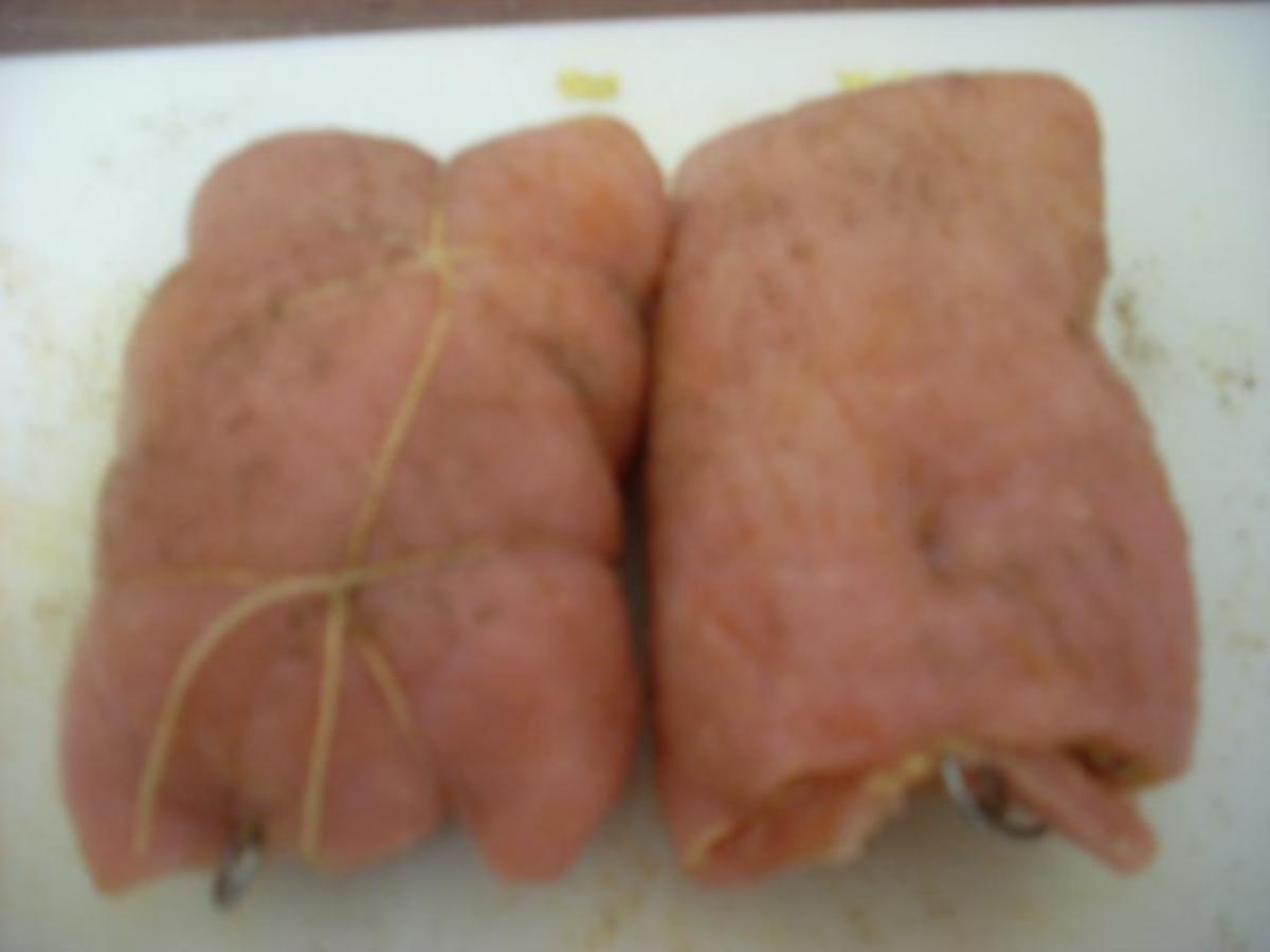 Pikant gefüllte Schweine-Roulade mit Kartoffel-Karotten-Stampf und Rahmgemüse - Rezept - Bild Nr. 6