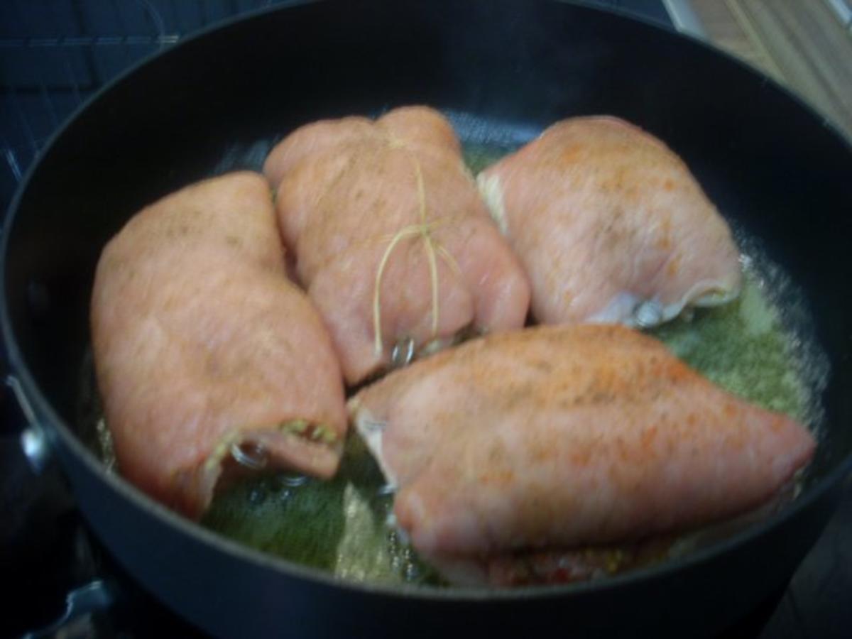Pikant gefüllte Schweine-Roulade mit Kartoffel-Karotten-Stampf und Rahmgemüse - Rezept - Bild Nr. 9