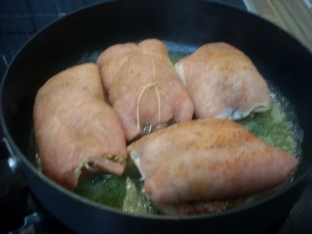 Pikant gefüllte Schweine-Roulade mit Kartoffel-Karotten-Stampf und Rahmgemüse - Rezept - Bild Nr. 9