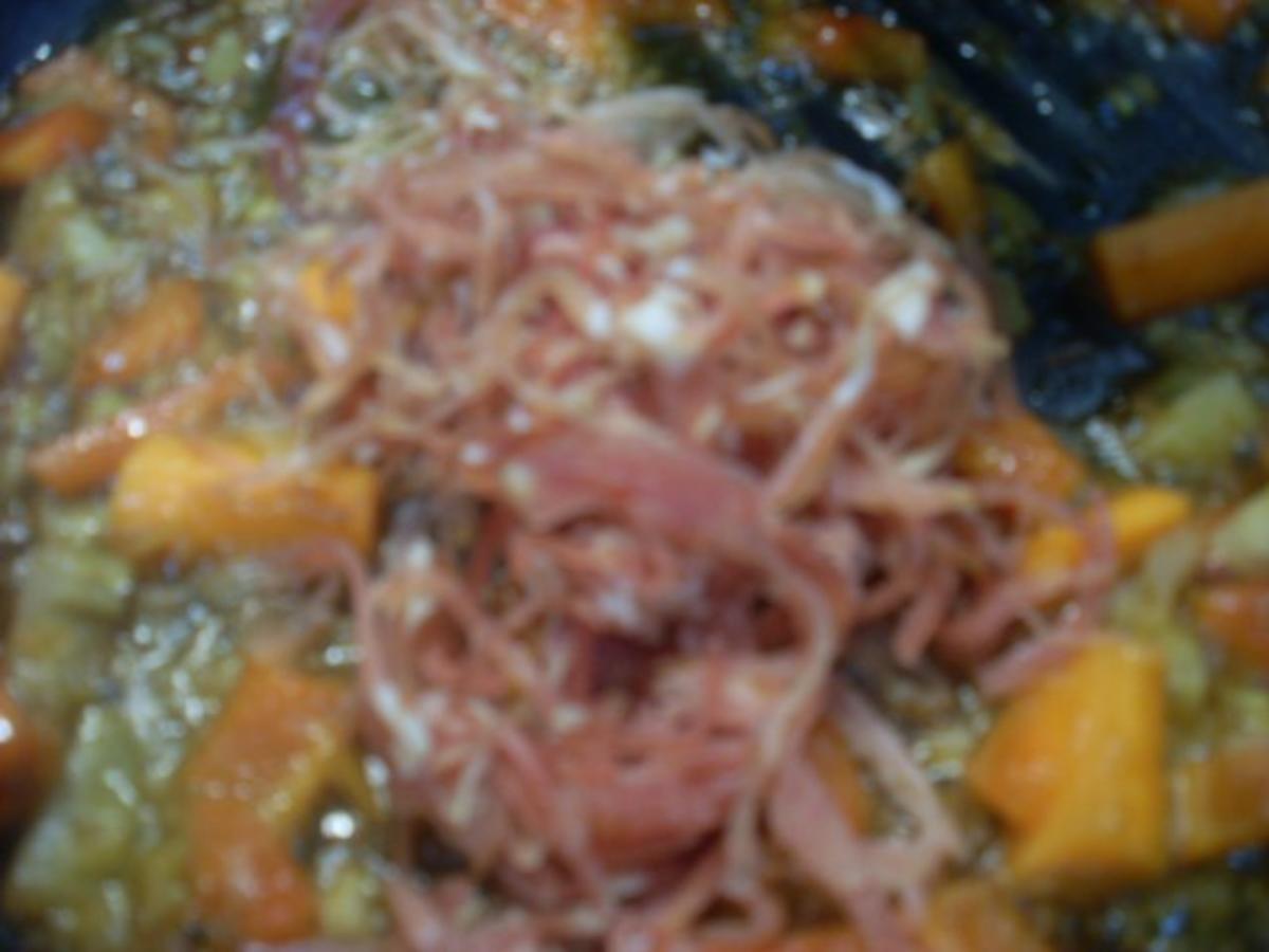 Pikant gefüllte Schweine-Roulade mit Kartoffel-Karotten-Stampf und Rahmgemüse - Rezept - Bild Nr. 12