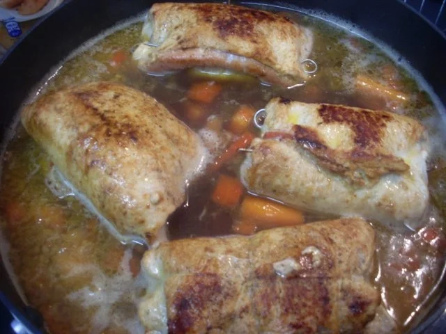 Pikant gefüllte Schweine-Roulade mit Kartoffel-Karotten-Stampf und Rahmgemüse - Rezept - Bild Nr. 15