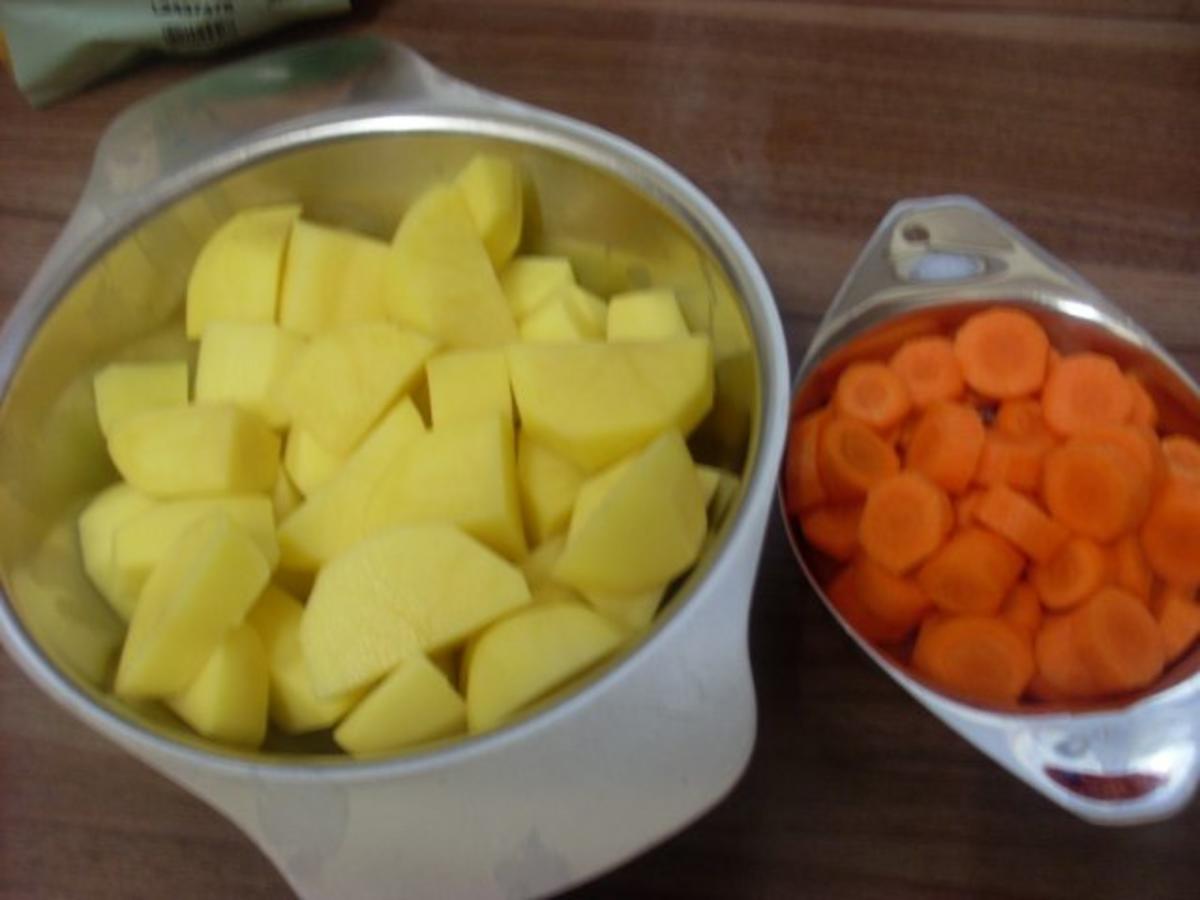 Pikant gefüllte Schweine-Roulade mit Kartoffel-Karotten-Stampf und Rahmgemüse - Rezept - Bild Nr. 16