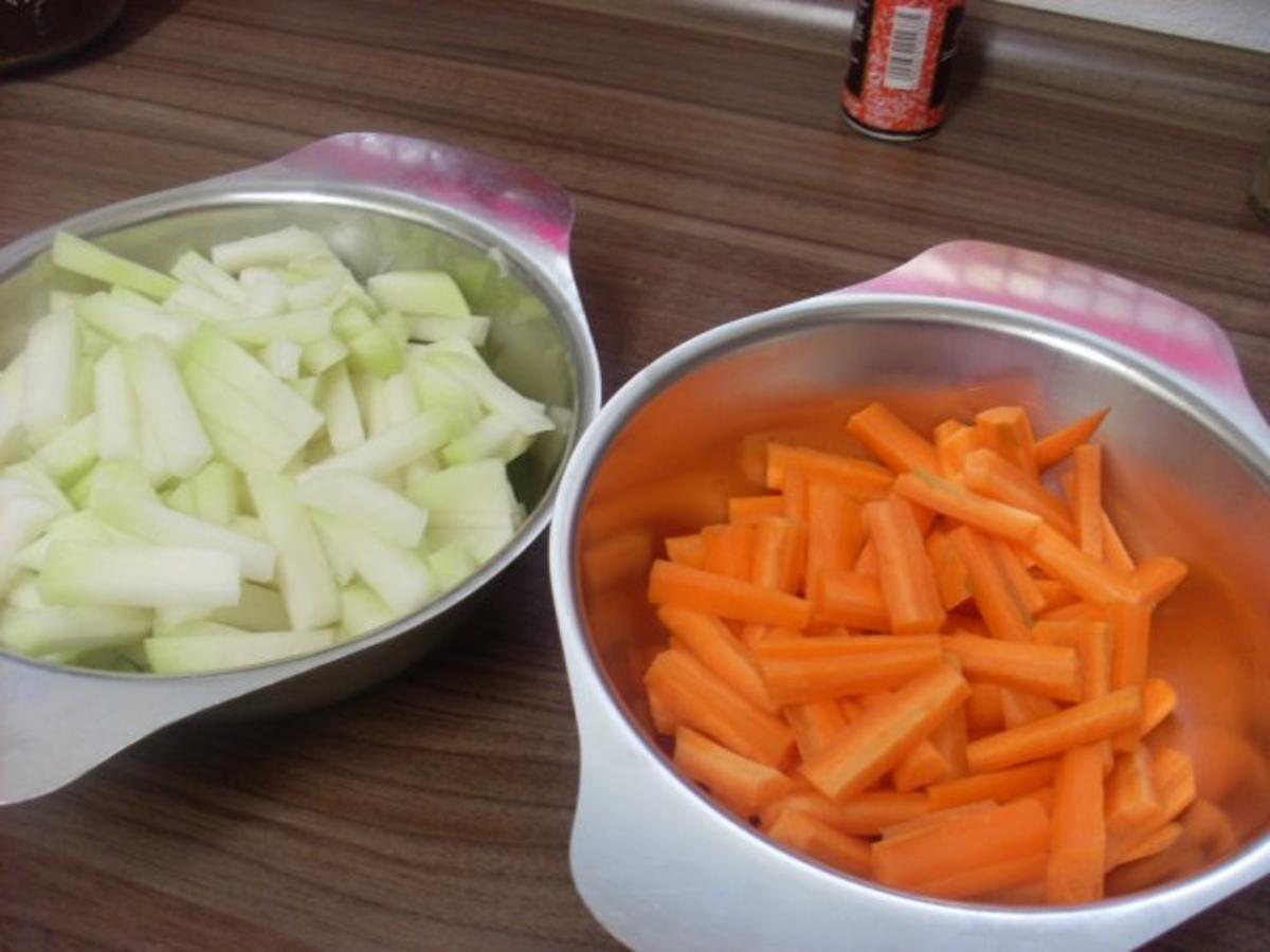 Pikant gefüllte Schweine-Roulade mit Kartoffel-Karotten-Stampf und Rahmgemüse - Rezept - Bild Nr. 17