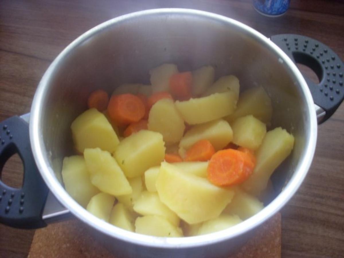 Pikant gefüllte Schweine-Roulade mit Kartoffel-Karotten-Stampf und Rahmgemüse - Rezept - Bild Nr. 18