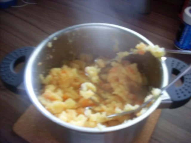 Pikant gefüllte Schweine-Roulade mit Kartoffel-Karotten-Stampf und Rahmgemüse - Rezept - Bild Nr. 20