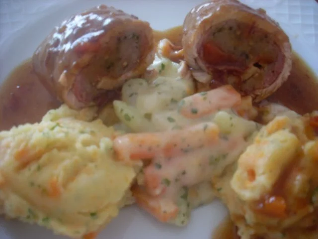 Pikant gefüllte Schweine-Roulade mit Kartoffel-Karotten-Stampf und Rahmgemüse - Rezept - Bild Nr. 2