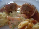 Pikant gefüllte Schweine-Roulade mit Kartoffel-Karotten-Stampf und Rahmgemüse - Rezept