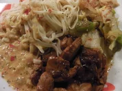 Asia: Hühnchen in "Thai Red Sauce" mit Chinakohl-Bratgemüse - Rezept