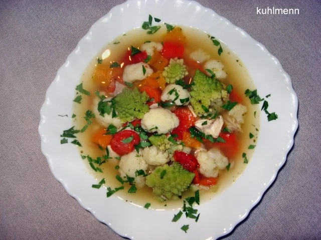 Rezept: Kunterbunte Hühnersuppe Kunterbunte Hühnersuppe - Rezept