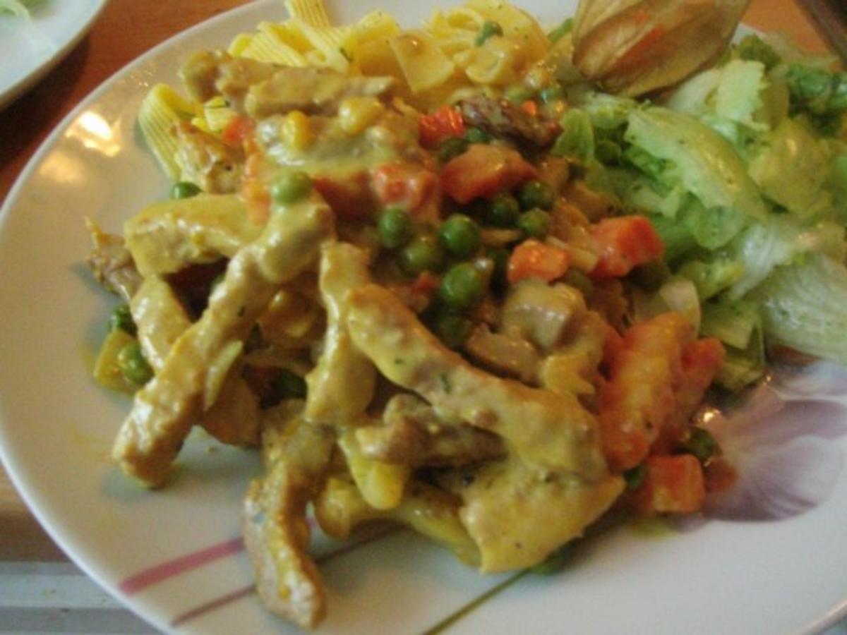 Geschnetzeltes mit buntem Gemüse in Käsecurryahmsoße - schnell ...