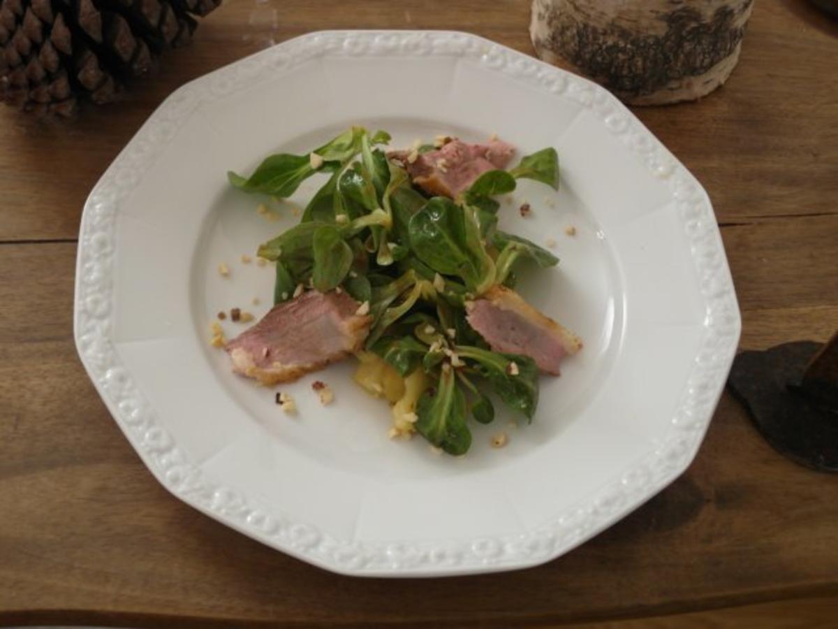 Bilder für Gebratene Entenbrust im Feldsalat auf Bratapfelspiegel - Rezept