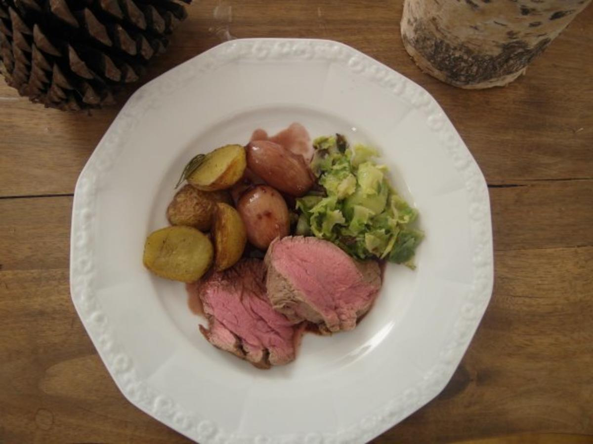 Filet vom Galloway-Rind mit Rotweinschalotten, Rosenkohlblätter und
Rosmarinkartoffeln - Rezept By Das perfekte Dinner