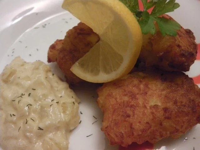 Rezept: Mini Fischfrikadellen mit Zwiebelkompott (nordjyske mini fiskefrikadeller med løgkompot) Mini Fischfrikadellen mit Zwiebelkompott (nordjyske mini fiskefrikadeller med løgkompot) - Rezept