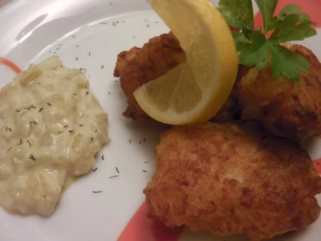 Rezept: Mini Fischfrikadellen mit Zwiebelkompott (nordjyske mini fiskefrikadeller med løgkompot) Bild Nr. 2 Mini Fischfrikadellen mit Zwiebelkompott (nordjyske mini fiskefrikadeller med løgkompot) - Rezept - Bild Nr. 2
