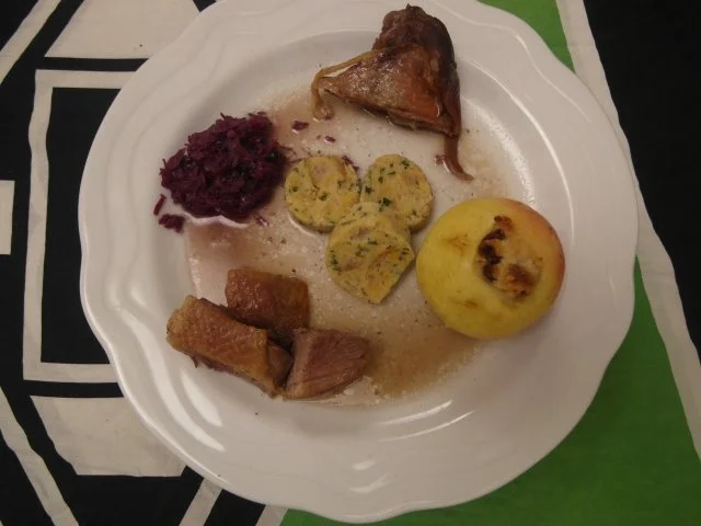 Gänsebraten mit Rotkohl, selbstgemachten Semmelknödeln und einem Schmorapfel - Rezept