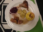 Gänsebraten mit Rotkohl, selbstgemachten Semmelknödeln und einem Schmorapfel - Rezept