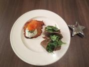 Buchweizenpfannkuchen mit Feldsalat & Reibeplätzchen mit geräuchertem Lachs an Dilltoping - Rezept