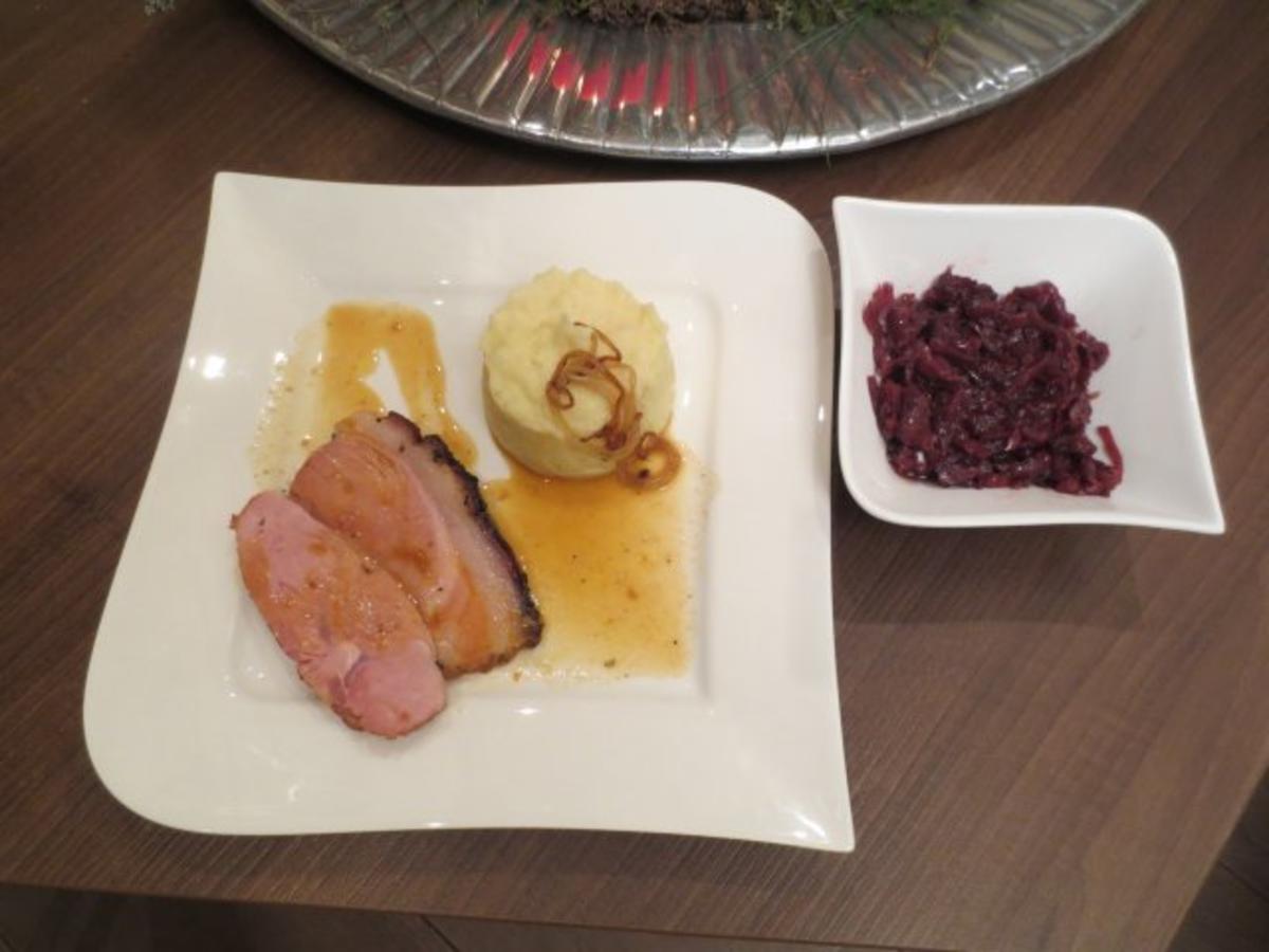 Bilder für Westfälischer Krustenbraten in Biermarinade auf Preiselbeerrotkohl mit Kartoffepü - Rezept