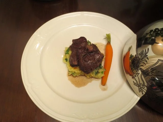 Geschmorte Kalbsbäckchen auf einer Barolosoße und Stilmuskartoffel - Rezept