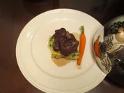 Geschmorte Kalbsbäckchen auf einer Barolosoße und Stilmuskartoffel - Rezept