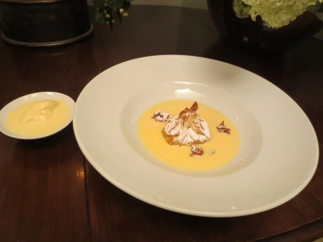 Gebackenes Apfelstrudelsäckchen auf Vanillesoße - Rezept