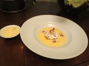 Gebackenes Apfelstrudelsäckchen auf Vanillesoße - Rezept