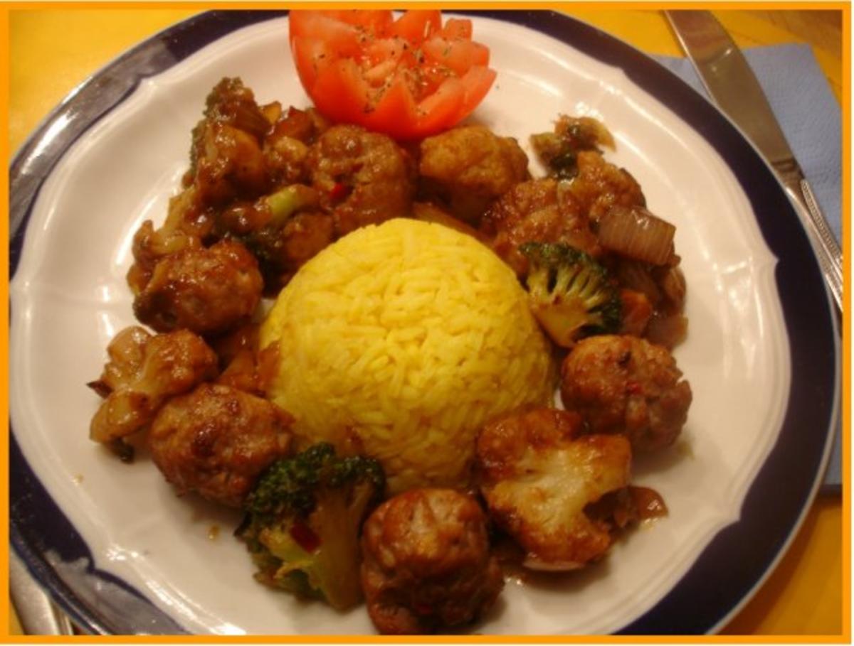 Asiatische Hackfleischbällchen mit Gemüse und gelben Reis - Rezept
