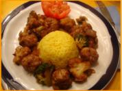 Asiatische Hackfleischbällchen mit Gemüse und gelben Reis - Rezept