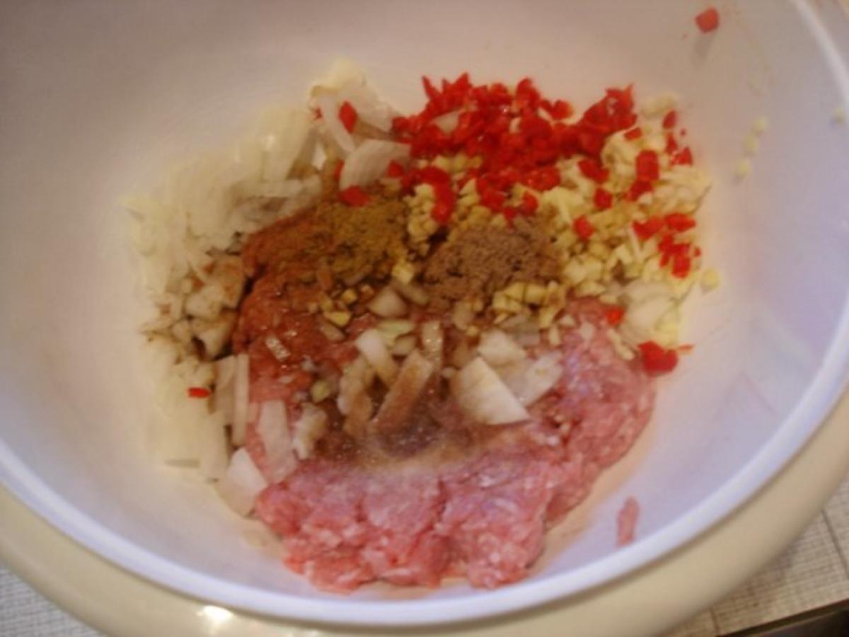 Asiatische Hackfleischbällchen mit Gemüse und gelben Reis - einfach ...
