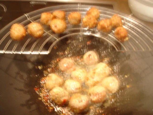 Asiatische Hackfleischbällchen mit Gemüse und gelben Reis - Rezept - Bild Nr. 8