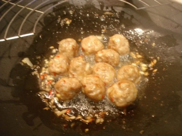 Asiatische Hackfleischbällchen mit Gemüse und gelben Reis - Rezept - Bild Nr. 7