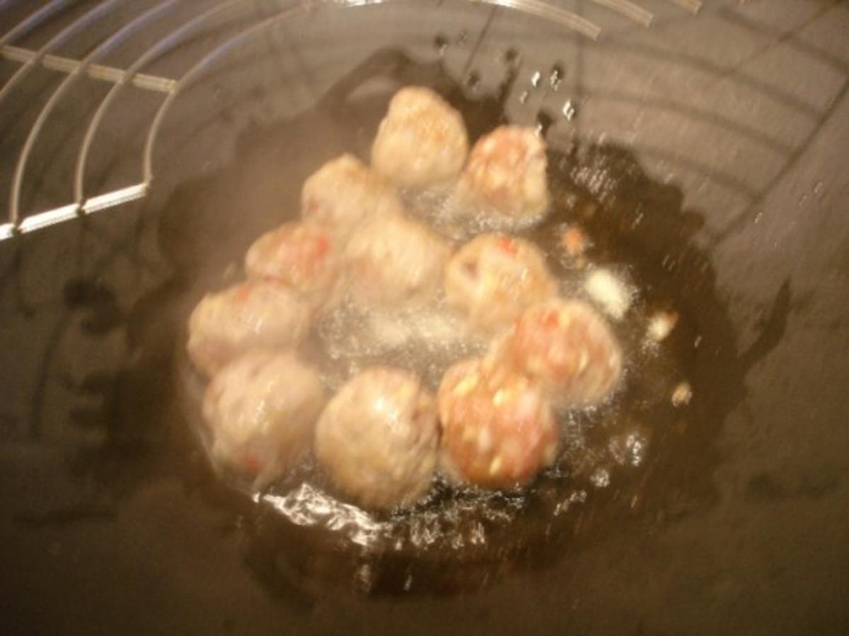 Asiatische Hackfleischbällchen mit Gemüse und gelben Reis - einfach ...
