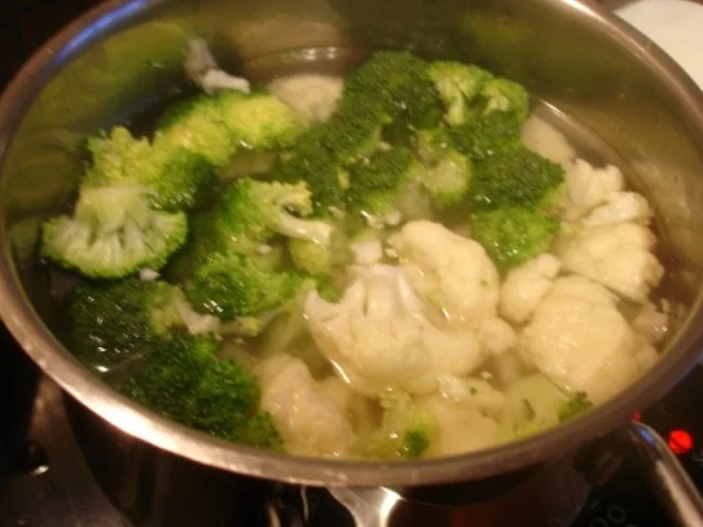 Asiatische Hackfleischbällchen mit Gemüse und gelben Reis - Rezept - Bild Nr. 10