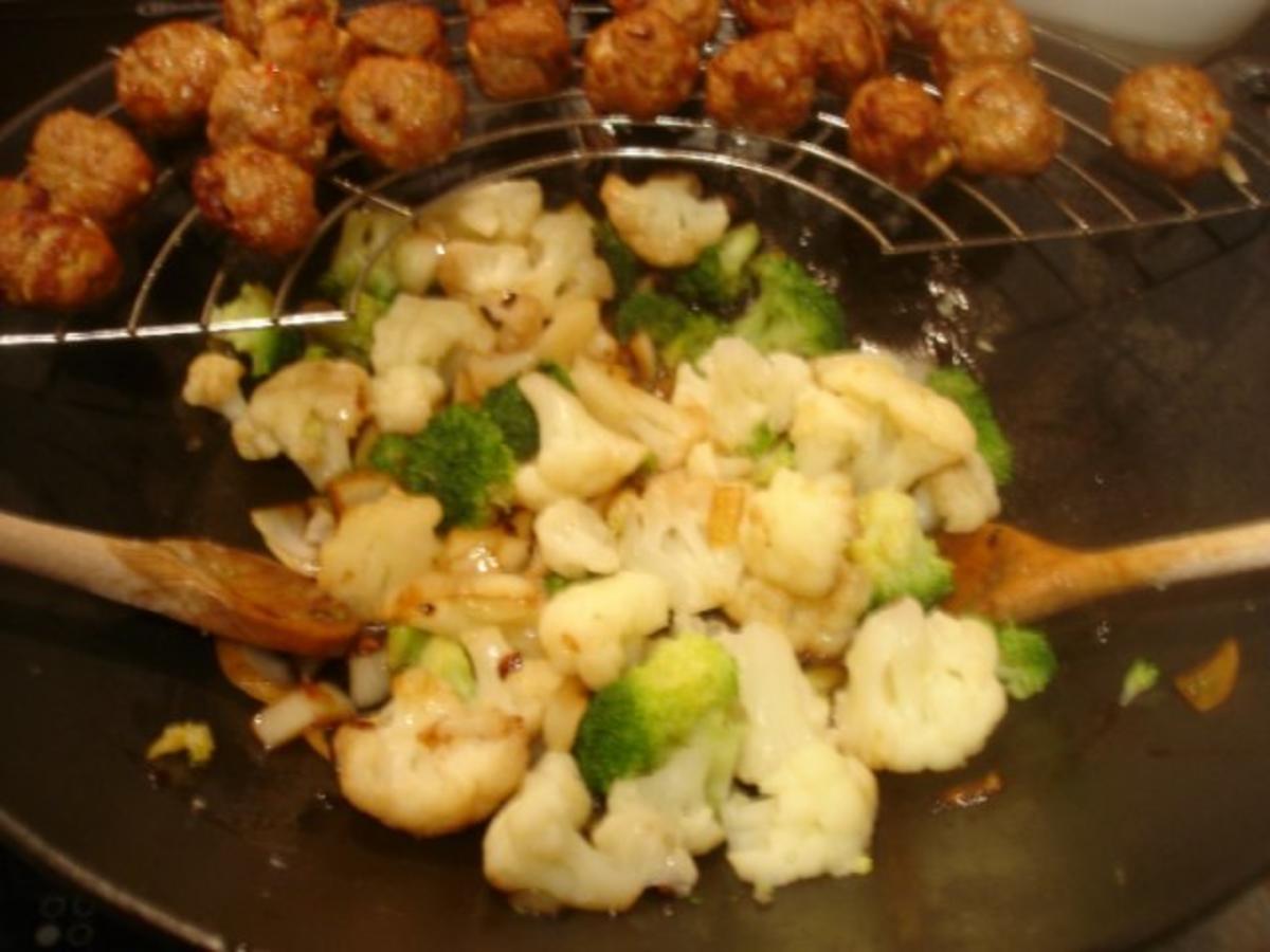 Asiatische Hackfleischbällchen mit Gemüse und gelben Reis - Rezept - Bild Nr. 13