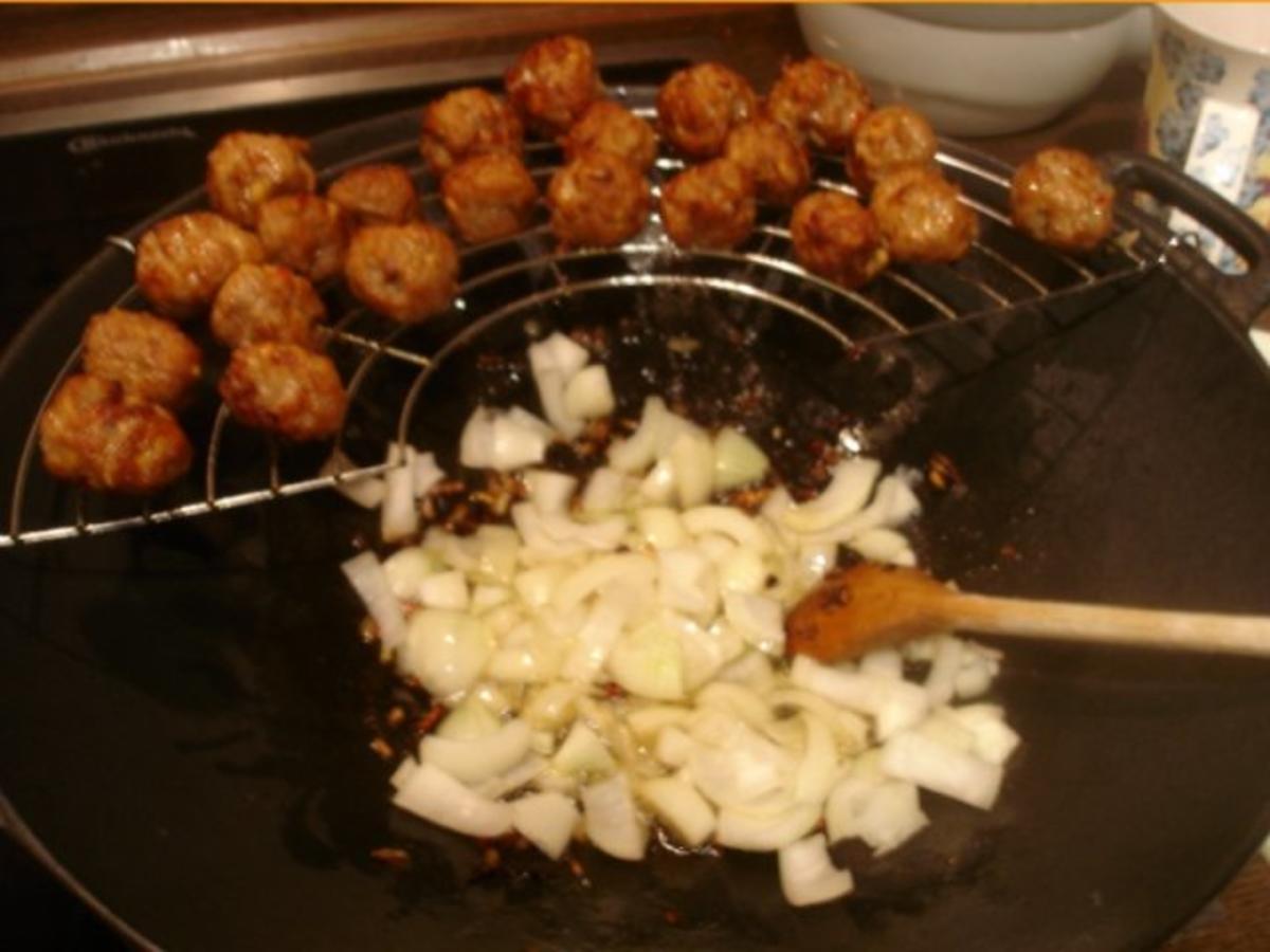 Asiatische Hackfleischbällchen mit Gemüse und gelben Reis - Rezept ...