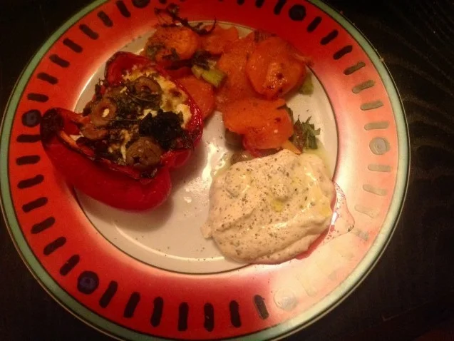 Paprika gefüllt mit Schafskäse, dazu Süßkartoffeln. Und ein Yoghurt-Sesam Dip - Rezept - Bild Nr. 3