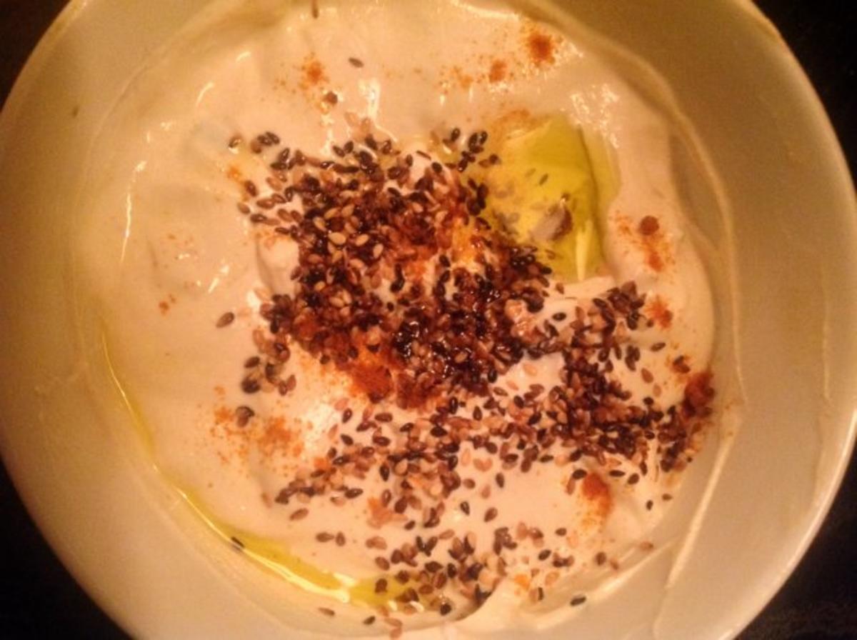 Paprika gefüllt mit Schafskäse, dazu Süßkartoffeln. Und ein Yoghurt-Sesam Dip - Rezept - Bild Nr. 4
