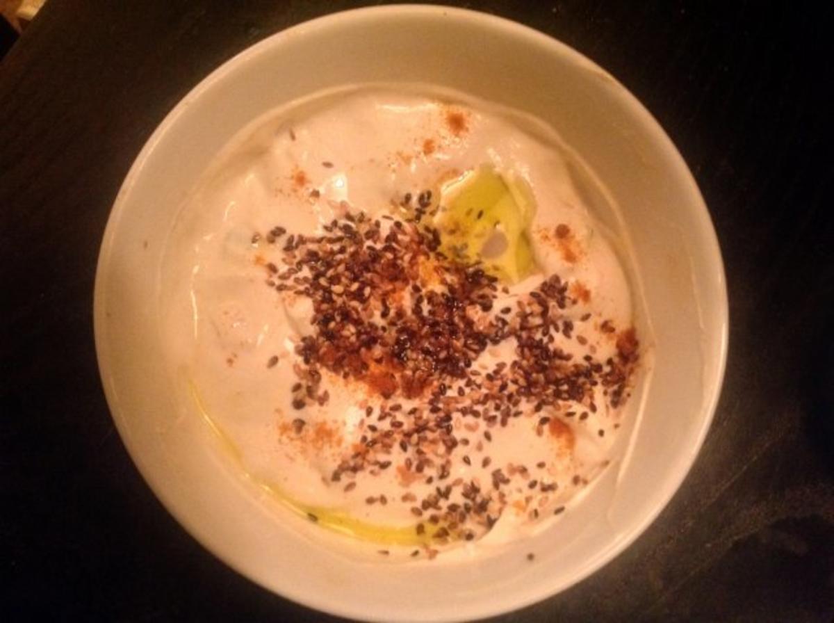 Paprika gefüllt mit Schafskäse, dazu Süßkartoffeln. Und ein Yoghurt-Sesam Dip - Rezept - Bild Nr. 5