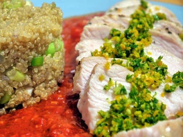 Rezept: Hähnchenbrust auf Tomatensauce mit Gremolata und würzigem Quinoa Hähnchenbrust auf Tomatensauce mit Gremolata und würzigem Quinoa - Rezept
