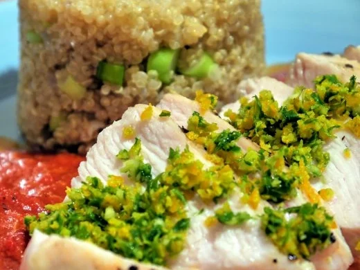 Rezept: Hähnchenbrust auf Tomatensauce mit Gremolata und würzigem Quinoa Bild Nr. 17 Hähnchenbrust auf Tomatensauce mit Gremolata und würzigem Quinoa - Rezept - Bild Nr. 17